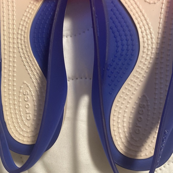 🎈 2 for $45 - NWT ladies colorblock flat Crocs size 5 - Picture 6 of 7